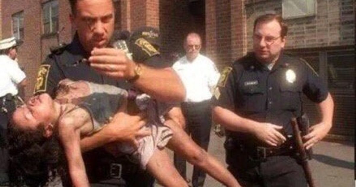 Este policía rescató a una niña de un incendio y años más tarde esto fue lo que pasó