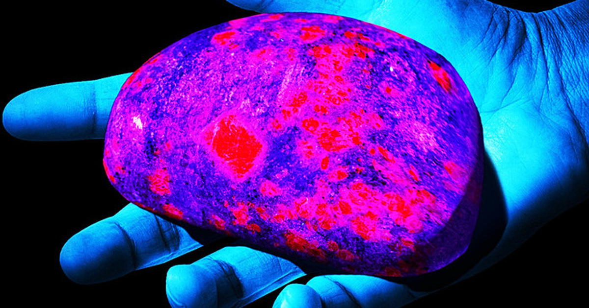 Misterio: Nadie pudo identificar estas rocas brillantes como algún tipo de roca existente