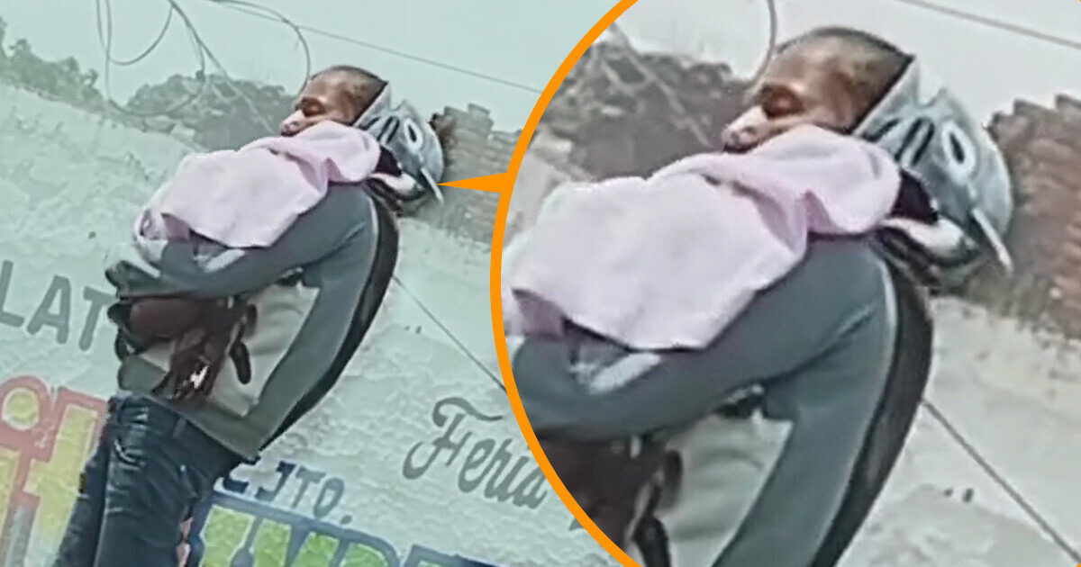 Mujer disfraza a su perrito de bebé para pedir dinero en la calle Mujer disfraza a su perrito de bebé para pedir dinero en la calle