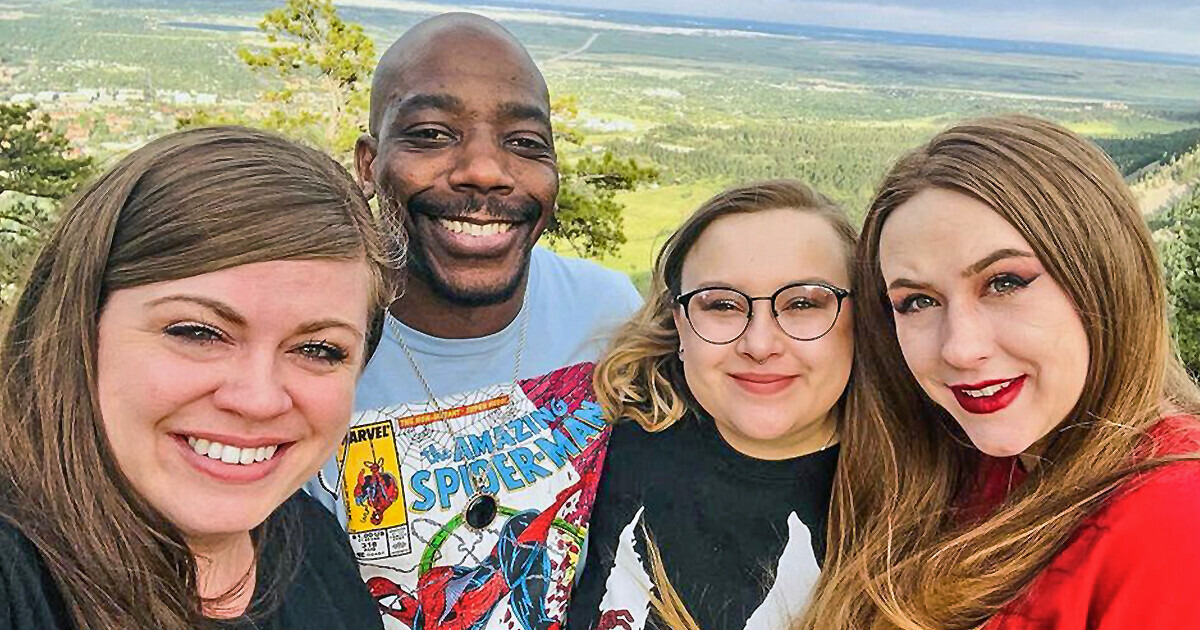 Un hombre decidió tener tres esposas para no tener que volver a trabajar