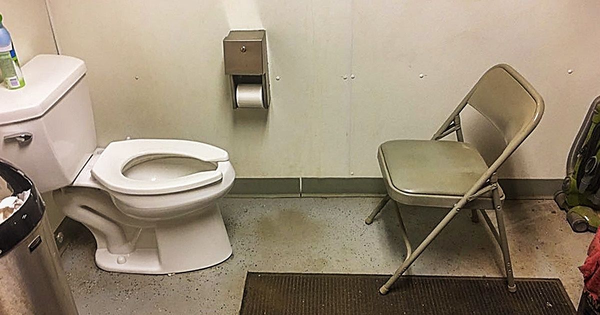 Chicas tuitearon sobre cosas extrañas que encontraron en los baños de sus novios, y las imágenes son muy graciosas (un esqueleto también forma parte de la lista) Chicas tuitearon sobre cosas extrañas que encontraron en los baños de sus novios, y las imágenes son muy graciosas (un esqueleto también forma parte de la lista)