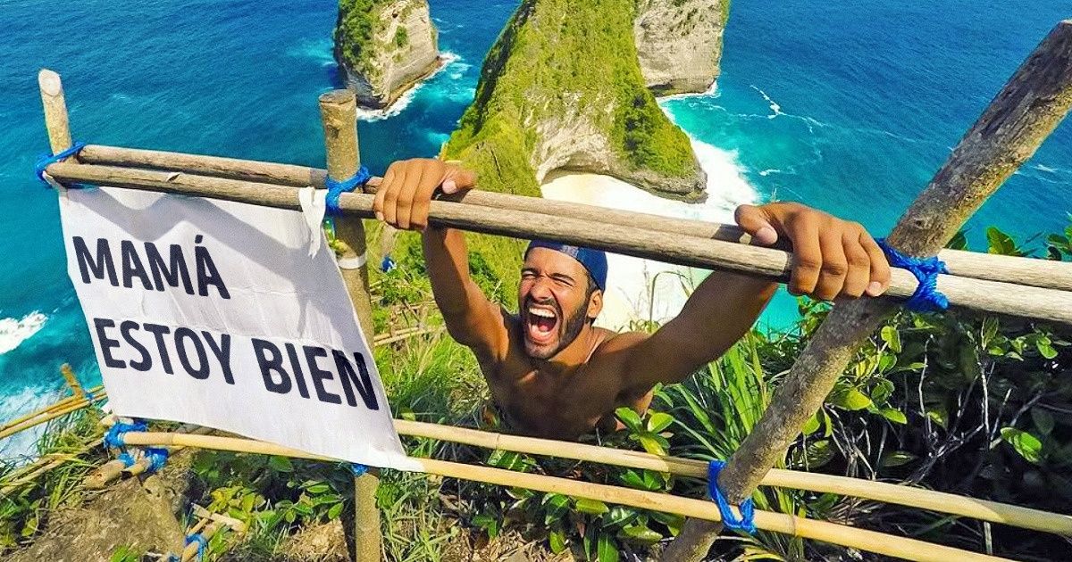 Un chico viaja por el mundo con una pancarta tierna para informarle a su mamá que está bien