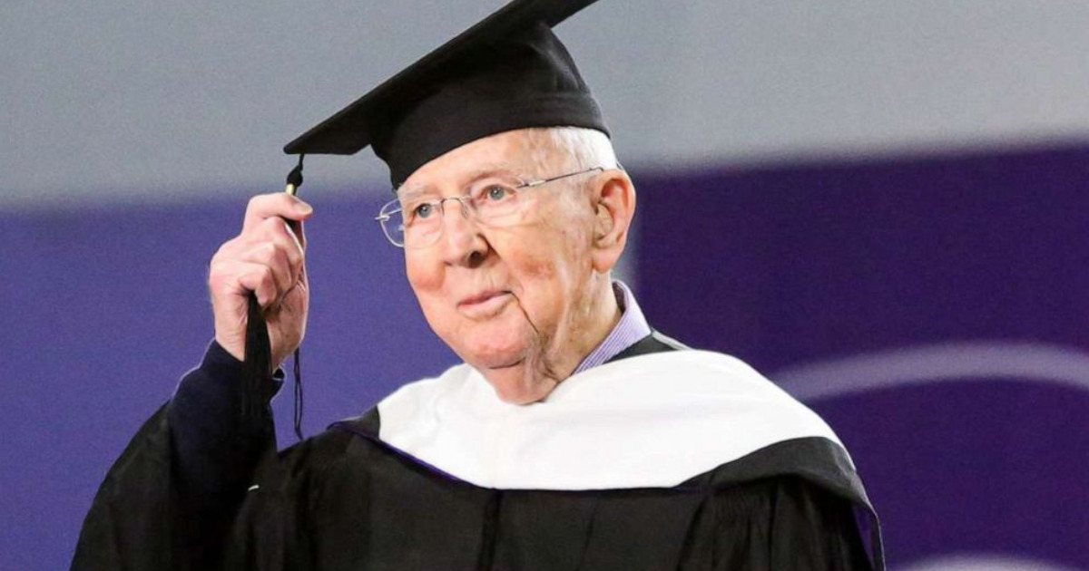 Hombre de 101 años finalmente se gradúa de la universidad gracias al tierno gesto de su hija