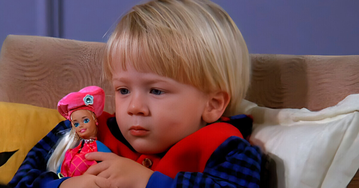 Una mamá le compró a su hijo una muñeca porque él desea ser un buen padre