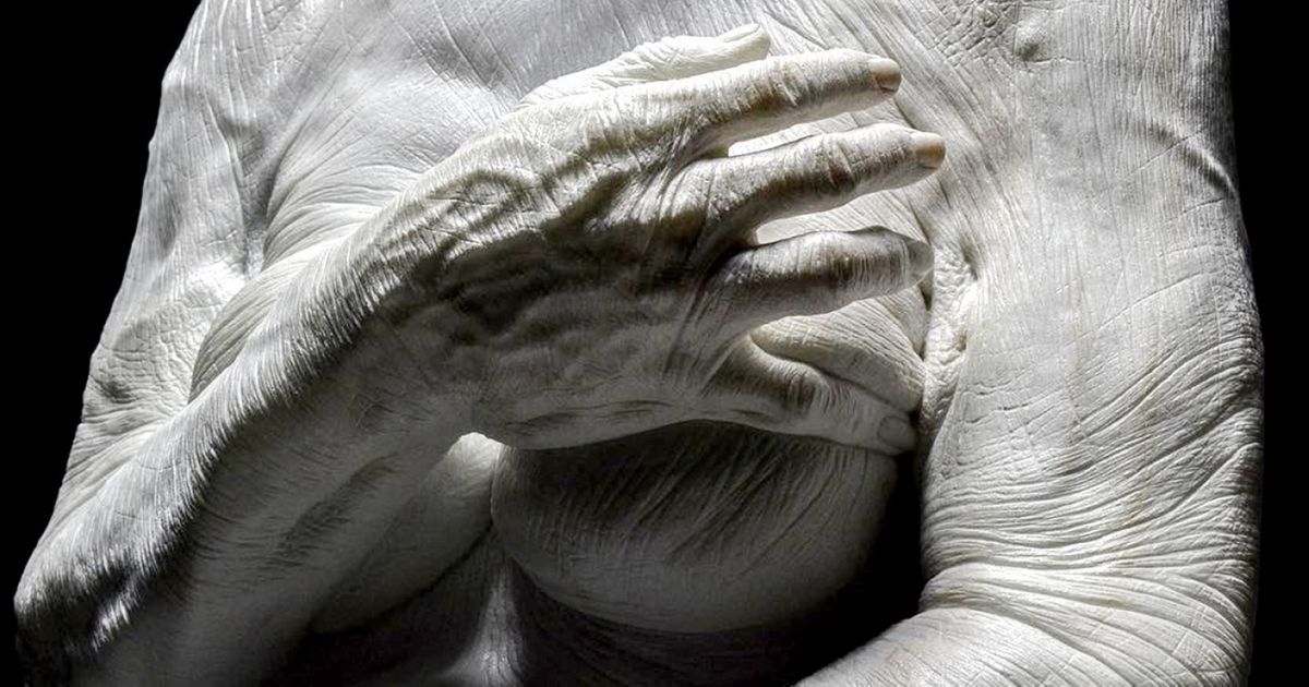 Este escultor autodidacta le da tanta vida a la piedra que le dicen “El Miguel Ángel moderno”