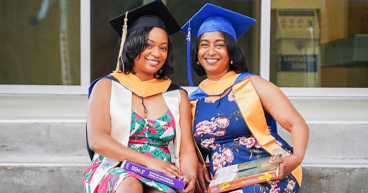 Una mamá retoma sus estudios después de una pausa por maternidad y se gradúa con su hija Una mamá retoma sus estudios después de una pausa por maternidad y se gradúa con su hija