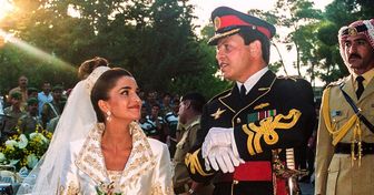 La historia de la reina Rania (Cómo una joven de una familia de refugiados se ganó el amor de un príncipe y del mundo entero)