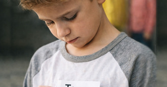 Psicóloga advierte: poner etiquetas a los niños puede marcar su identidad para siempre