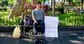 Un joven ofrecía clases gratuitas de matemáticas en un parque de México, y su generosa iniciativa se volvió viral