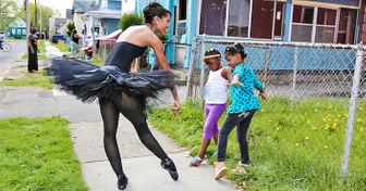 Esta bailarina pasea por su ciudad natal vestida con un tutú y zapatillas de ballet, y el mundo de verdad necesita ver sus fotos