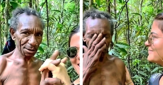 La inesperada reacción del abuelo de una tribu al verse a sí mismo por primera vez