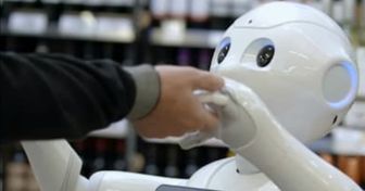 Un robot amistoso fue “despedido” en Escocia porque las personas necesitaban más cerveza que abrazos