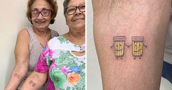 Dos amigas celebraron su amistad de 30 años haciéndose tatuajes encantadores sobre algo que les gusta mucho