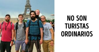La foto de estos amigos frente a la Torre Eiffel parece muy normal, pero solo hasta que conozcas su historia