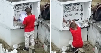 Niño visita a su mamá en el cementerio para mostrarle sus calificaciones