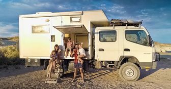 Ellos son “Los Mundo”, la familia española que dejó todo atrás para conocer el planeta a bordo de su camión