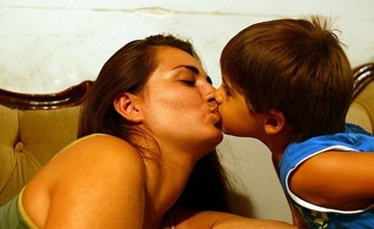 Una psicóloga explica por qué es mejor dejar de besar a los hijos en los labios