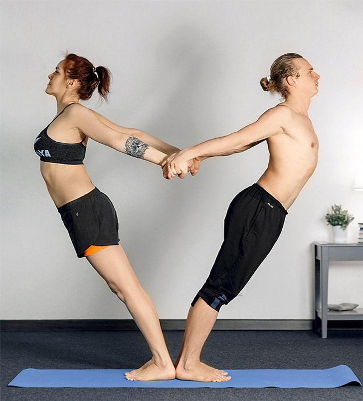 12 Posturas De Yoga Para Parejas Que Se Ensenaran A Confiar El Uno En El Otro