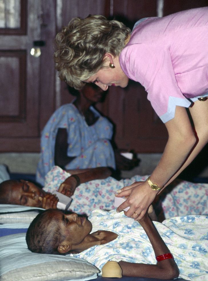 Médico recuerda el emotivo momento cuando la princesa Diana abrazó a un niño  con SIDA