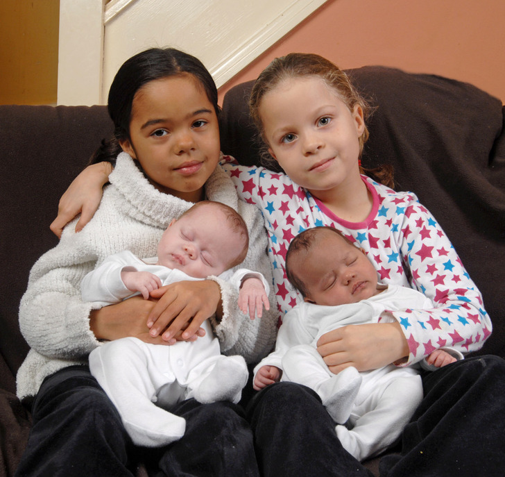 Una madre da a luz a mellizas birraciales solo para recibir otra sorpresa 7 años después
