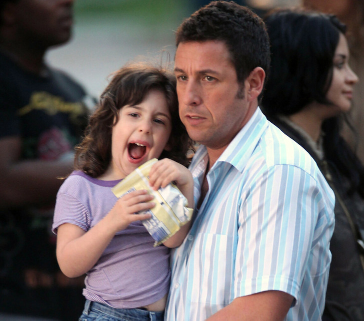 Adam Sandler holding his daughter on the set of the movie Just Go With It.