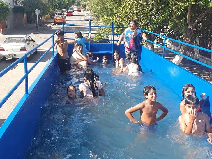 Empresario se inspiró en un capítulo de “Los Simpson” para construir una piscina móvil gratuita para su comunidad